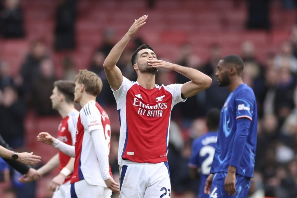 Arsenal's Mikel Merino, centre, greets supporters at the end of the English Premier League soccer match between Arsenal and Chelsea at Emirates stadium in London, Sunday, March 16, 2025. (AP Photo/Ian Walton)