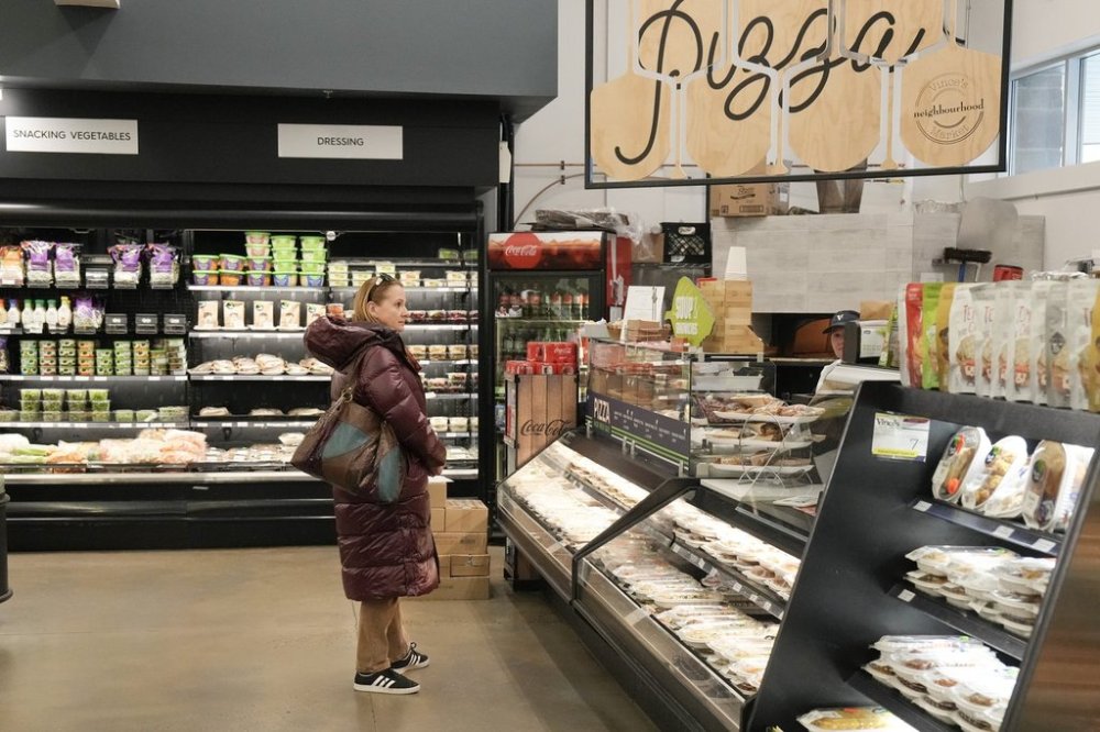 A costumer shops at Vince’s Market, a grocery store in Sharon, Ontario, on Thursday November 21, 2024. THE CANADIAN PRESS/Chris Young