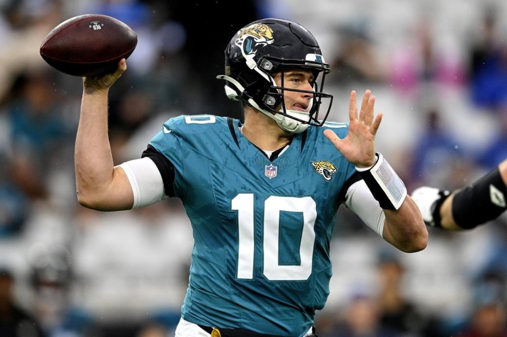 FILE - Jacksonville Jaguars quarterback Mac Jones (10) looks to throw a pass during the first half of an NFL football game against the Tennessee Titans, Sunday, Dec. 29, 2024, in Jacksonville, Fla. (AP Photo/Phelan M. Ebenhack,File)