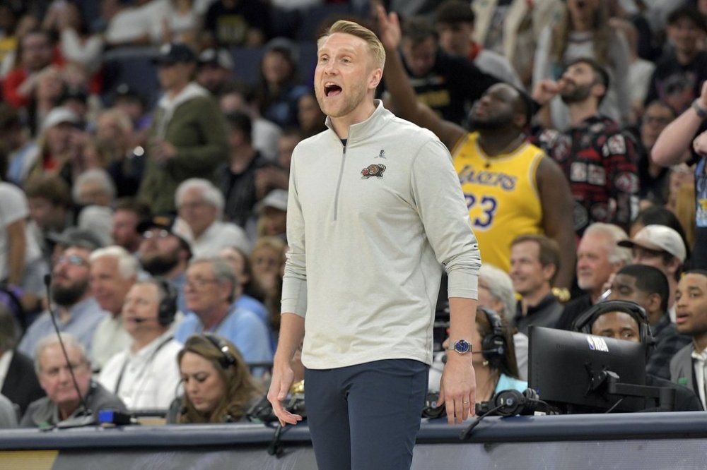 Memphis Grizzlies interim head coach Tuomas Iisalo calls to players the first half of an NBA basketball game against the Los Angeles Lakers, Saturday, March 29, 2025, in Memphis, Tenn. (AP Photo/Brandon Dill)