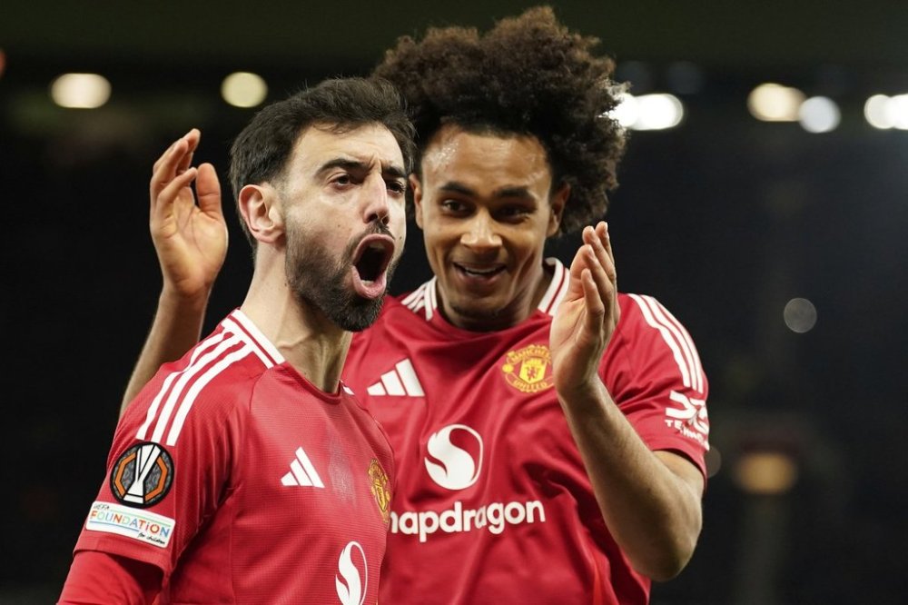 Manchester United's Bruno Fernandes left, and Manchester United's Joshua Zirkzee celebrate scoring their side's first goal during the Europa League soccer match between Manchester United and Real Sociedad at Old Trafford stadium in Manchester, England, Thursday, March 13, 2025 . (AP Photo/Dave Thompson)