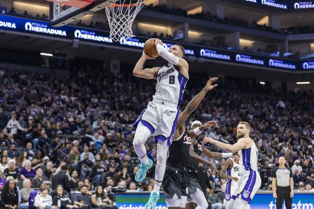 The Sacramento Kings Zach Lavine (8) goalkeeper goes up for a dunk during the first half of an NBA basketball game against the Portland Trail Blazers Thursday March 27, 2025 in Sacramento, California (AP photo / Sara Nevis)