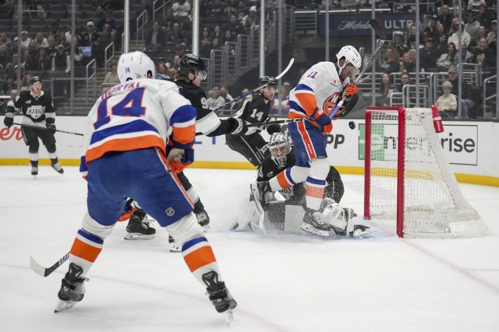 New York Islanders left wing Anthony Duclair (11) shoots against Los Angeles Kings goaltender Darcy Kuemper (35) during the first period of an NHL hockey game Tuesday, March 11, 2025, in Los Angeles. (AP Photo/Eric Thayer)