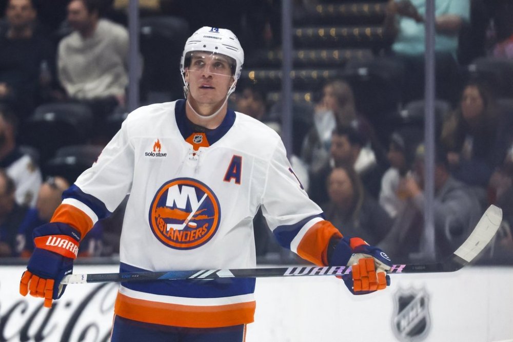 New York Islanders center Bo Horvat looks at the score during the third period of an NHL hockey game against the Anaheim Ducks, Sunday, March 9, 2025, in Anaheim, Calif. (AP Photo/Etienne Laurent)