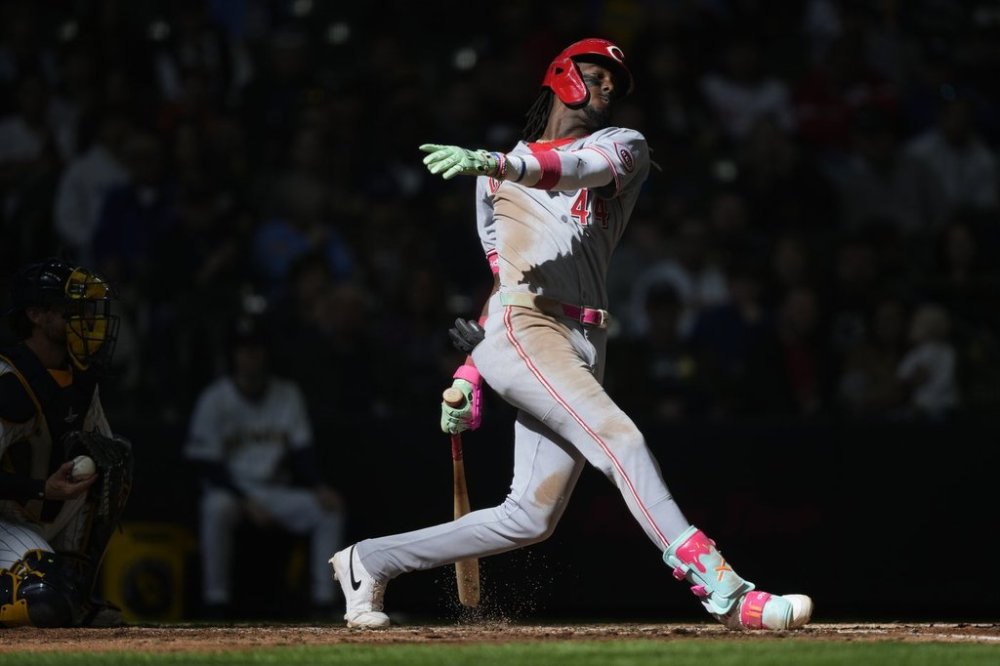 Cincinnati Reds' Elly De La Cruz strikes out swinging during the eighth inning of a baseball game against the Milwaukee Brewers, Sunday, April 6, 2025, in Milwaukee. (AP Photo/Aaron Gash)