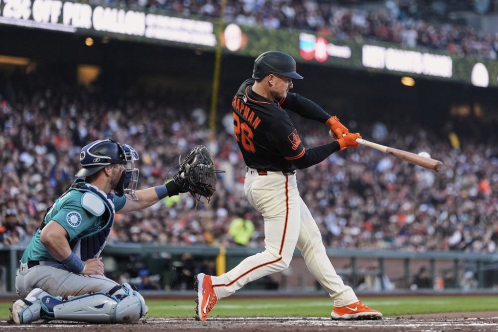 San Francisco Giants' Matt Chapman (26) hits an RBI double during the fourth inning of a baseball game against the Seattle Mariners, Saturday, April 5, 2025, in San Francisco. (AP Photo/Godofredo A. Vásquez)
