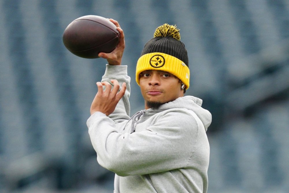 FILE - Pittsburgh Steelers quarterback Justin Fields (2) in action during an NFL football game against the Philadelphia Eagles, Sunday, Dec. 15, 2024, in Philadelphia. (AP Photo/Derik Hamilton, File)