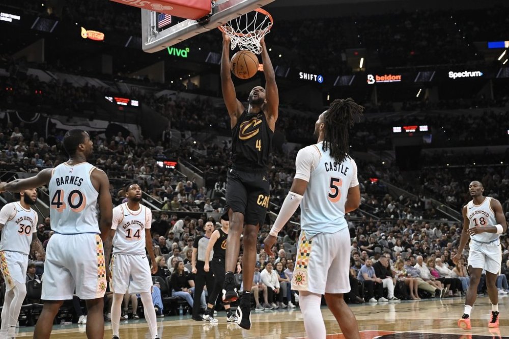 Cleveland Cavaliers forward Evan Mobley (4) dunks during the second half of an NBA basketball game against the San Antonio Spurs, Friday, April 4, 2025, in San Antonio. (AP Photo/Darren Abate)