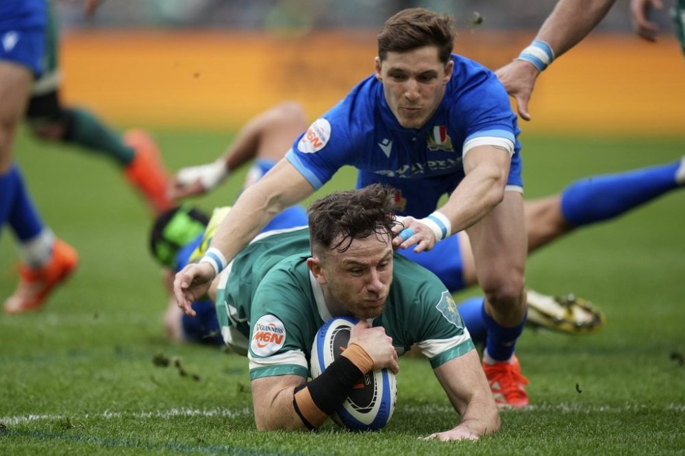 Ireland's Hugo Keenan, left, score a try as Italy's Martin Page-Relo tries to defend during the Six Nations rugby match between Italy and Ireland, at Rome's Olympic Stadium, Saturday, March 15, 2025. (AP Photo/Andrew Medichini)