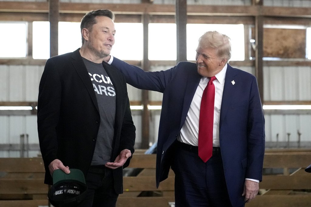 Trump selects a new Tesla on White House driveway to show support for ...