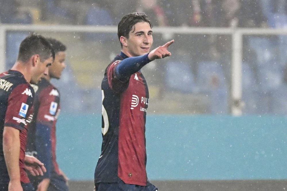 Genoa's Fabio Miretti celebrates after scoring a goal for his team during the Serie A soccer match between Genoa and Lecce at the Luigi Ferraris Stadium in Genoa, Italy, Friday, March 14, 2025. (Tano Pecoraro/LaPresse via AP)