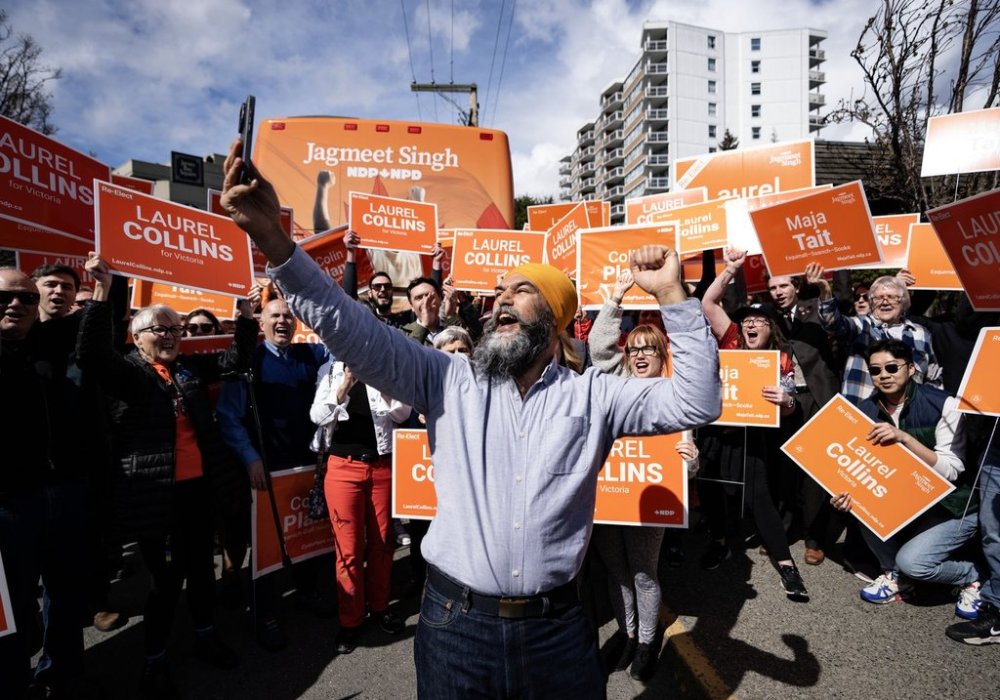 NDP Leader Jagmeet Singh greets supporters during a federal election campaign stop in Victoria, B.C., on Monday, March 31, 2025. THE CANADIAN PRESS/Christinne Muschi