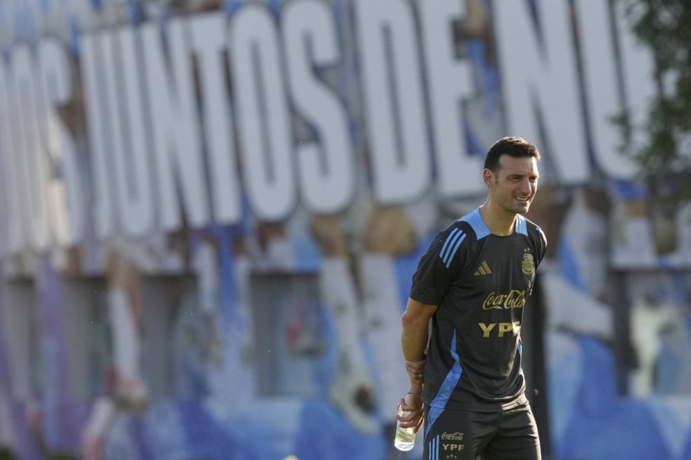 Argentina's coach Lionel Scaloni watches his players during a training session ahead of a World Cup 2026 soccer qualifier against Uruguay, in Buenos Aires, Argentina, Tuesday, March 18, 2025. (AP Photo/Natacha Pisarenko)