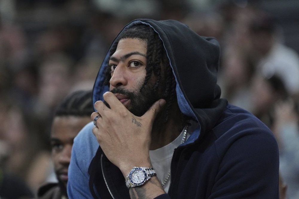 Dallas Mavericks forward Anthony Davis (3) sits not he bench during the second half of an NBA basketball game against the San Antonio Spurs in San Antonio, Monday, March 10, 2025. (AP Photo/Eric Gay)