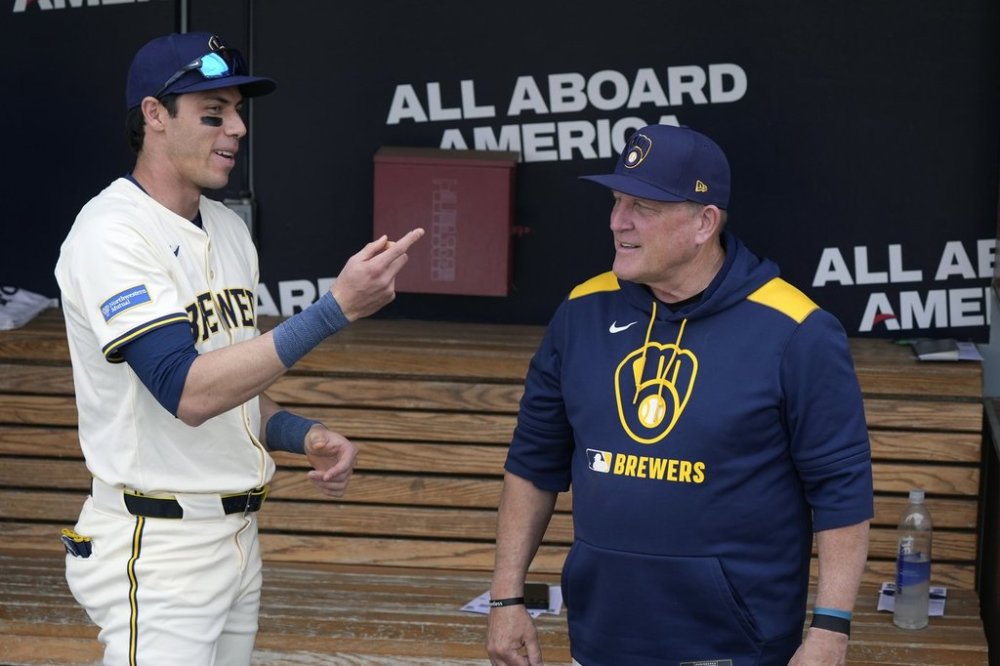 Milwaukee Brewers' Christian Yelich, left, talks with Brewers manager Pat Murphy prior to a spring training baseball game against the Chicago White Sox Wednesday, March 5, 2025, in Phoenix. (AP Photo/Ross D. Franklin)
