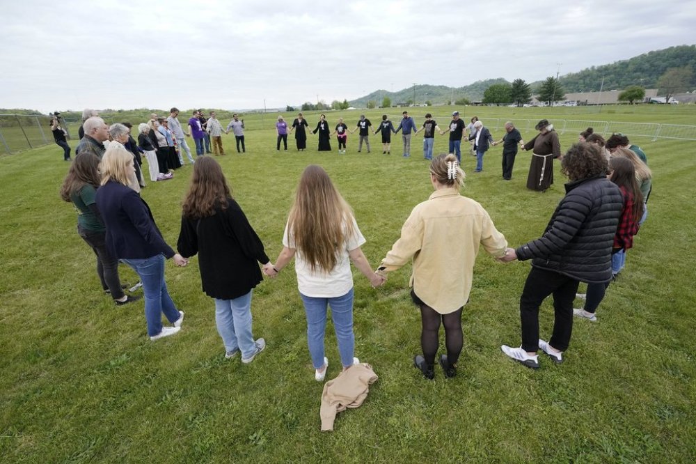 FILE - Capital punishment protesters pray on the grounds of Riverbend Maximum Security Institution before the scheduled execution of inmate Oscar Smith, Thursday, April 21, 2022, in Nashville, Tenn. (AP Photo/Mark Humphrey, File)