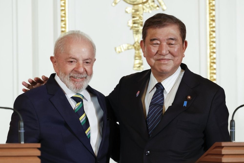 Brazilian President Luiz Inacio Lula da Silva, left, and Japanese Prime Minister Shigeru Ishiba pose for the cameras after ending a joint press conference at the Akasaka Palace State Guest House in Tokyo, Wednesday, March 26, 2025. (Rodrigo Reyes Marin/Pool Photo via AP)