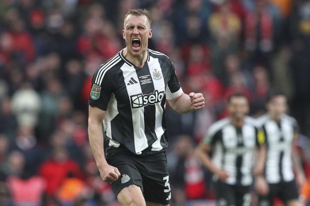 Newcastle's Dan Burn celebrates after scoring the opening goal during the EFL Cup final soccer match between Liverpool and Newcastle at Wembley Stadium in London, Sunday, March 16, 2025. (AP Photo/Scott Heppell)