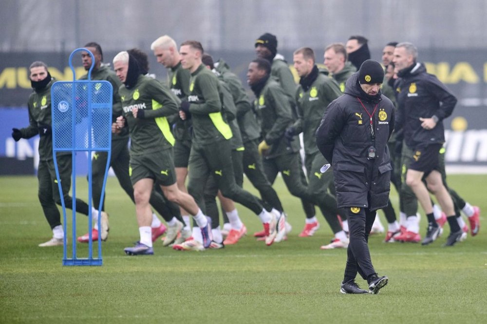 Dortmund's head coach Niko Kovac, front, attends a training session in Dortmund, Germany, Tuesday, March 11, 2025, ahead of the Champions League soccer match between LOSC Lille and Borussia Dortmund. (Bernd Thissen/dpa via AP)
