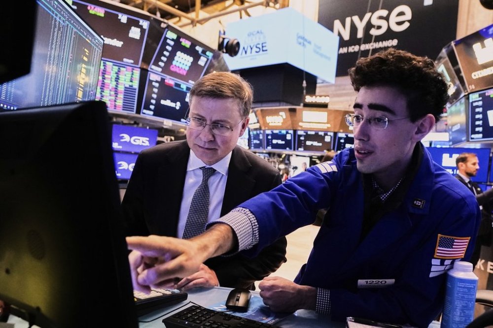 Valdis Dombrovskis, left, Executive Vice President of the European Commission for Economy and Productivity, meets with Specialist Alexander Weitzman on the floor of the New York Stock Exchange, Monday, April 28, 2025. (AP Photo/Richard Drew)