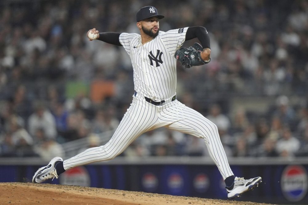New York Yankees' Devin Williams pitches during the ninth inning of a baseball game against the Toronto Blue Jays Friday, April 25, 2025, in New York. (AP Photo/Frank Franklin II)