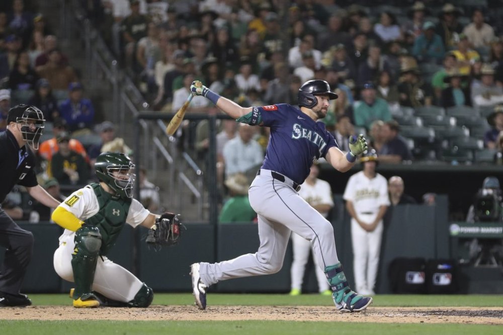 Seattle Mariners' Cal Raleigh hits a single that scores a two runs against the Athletics during the ninth inning of a baseball game Tuesday, May 6, 2025, in West Sacramento, Calif. (AP Photo/Scott Marshall)