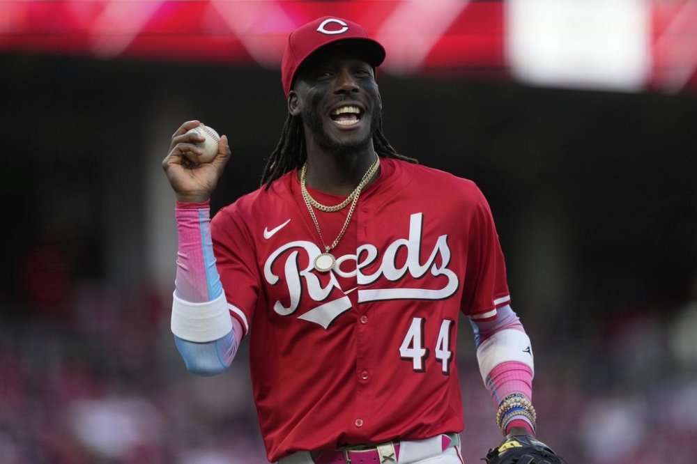 Cincinnati Reds shortstop Elly De La Cruz jogs off the field in the third inning of a baseball game against the Pittsburgh Pirates, Saturday, April 12, 2025, in Cincinnati. (AP Photo/Carolyn Kaster)