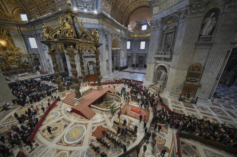 Faithful pay their respects to Pope Francis lying in state inside St. Peter's Basilica at the Vatican, Thursday, April 24, 2025. (AP Photo/Alessandra Tarantino)