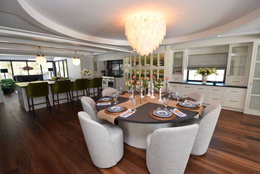 TODD LEWYS / FREE PRESS
Defined by an extravagant medallion ceiling and custom-designed chandelier, the dining area also features a bespoke table and all kinds of customized storage on the wall.