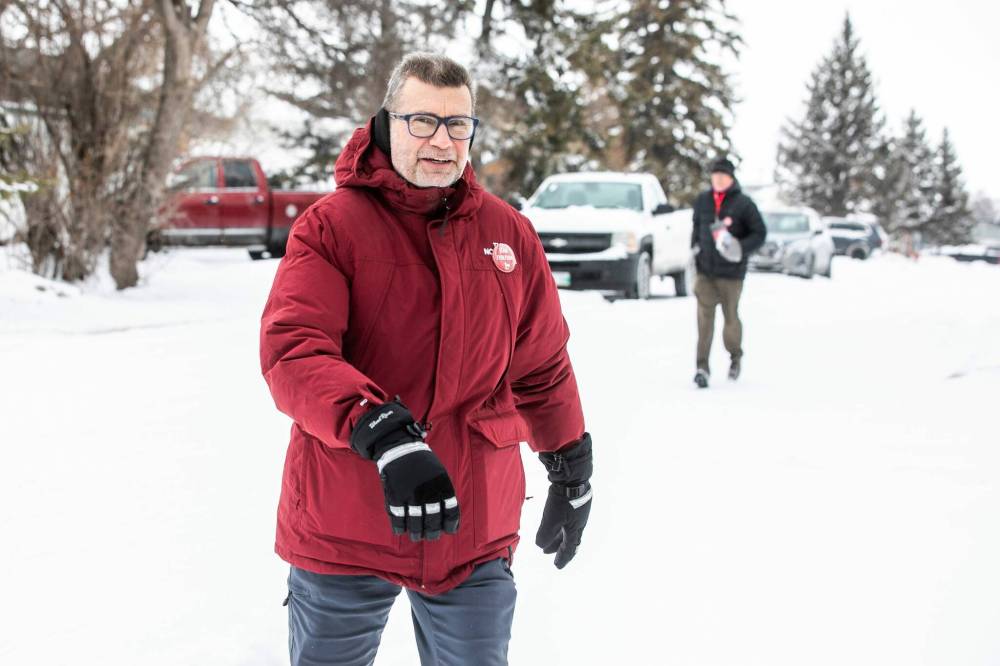 Liberal candidate for Winnipeg West Doug Eyolfson door-knocks in his riding on March 28. (Mikaela MacKenzie / Free Press)