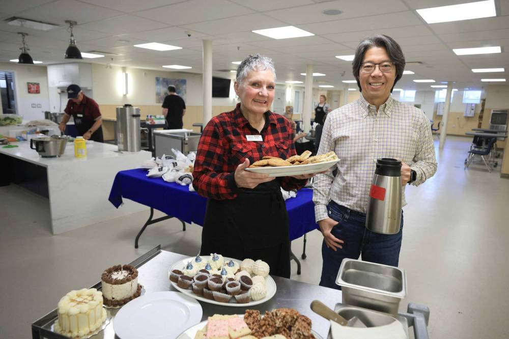 Paula Moynihan (left) and John Lu at Oak Table just prior to the lunch rush on Monday. Volunteering at the Osborne Village drop-in centre is a way for them to give back to their community. (Ruth Bonneville / Free Press)