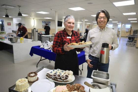 Paula Moynihan (left) and John Lu at Oak Table just prior to the lunch rush on Monday. Volunteering at the Osborne Village drop-in centre is a way for them to give back to their community. (Ruth Bonneville / Free Press)