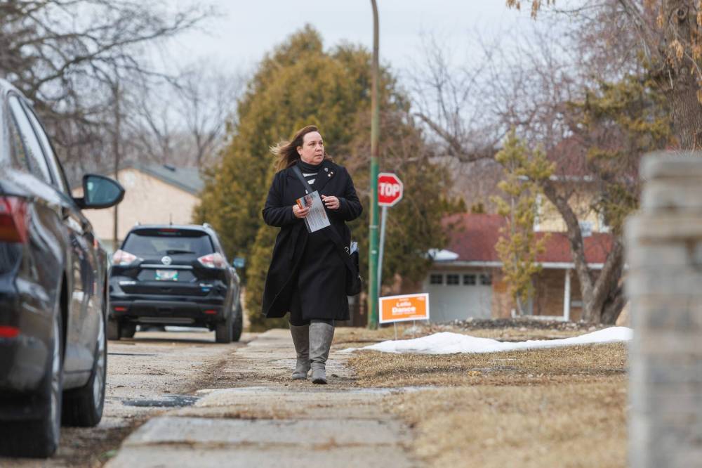 MIKE DEAL / FREE PRESS
Elmwood-Transcona NDP candidate Leila Dance does some door-knocking Wednesday afternoon.