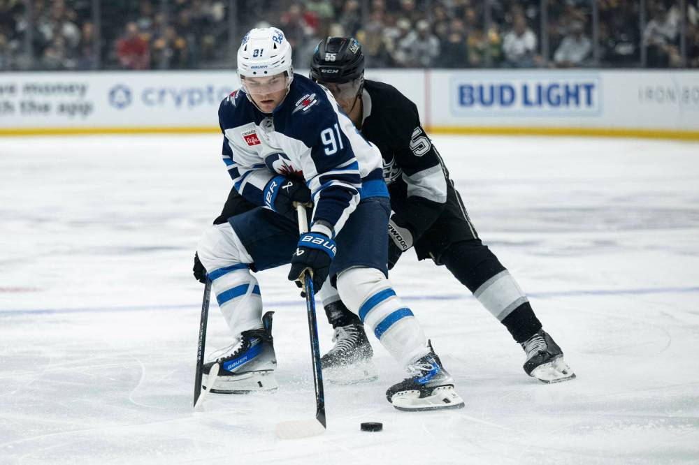 Kyusung Gong / THE ASSOCIATED PRESS
Winnipeg Jets’ Cole Perfetti (left) scored the lone goal for the Jets Tuesday night in Los Angeles.
