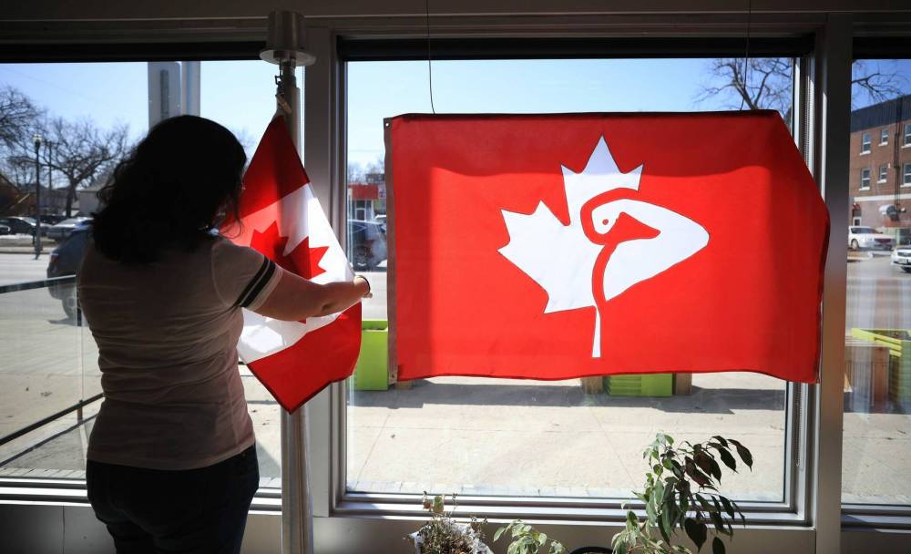 Ruth Bonneville / Free Press
An Elbows Up flag is on display in the window of The Flag Shop on Osborne Street in Winnipeg.