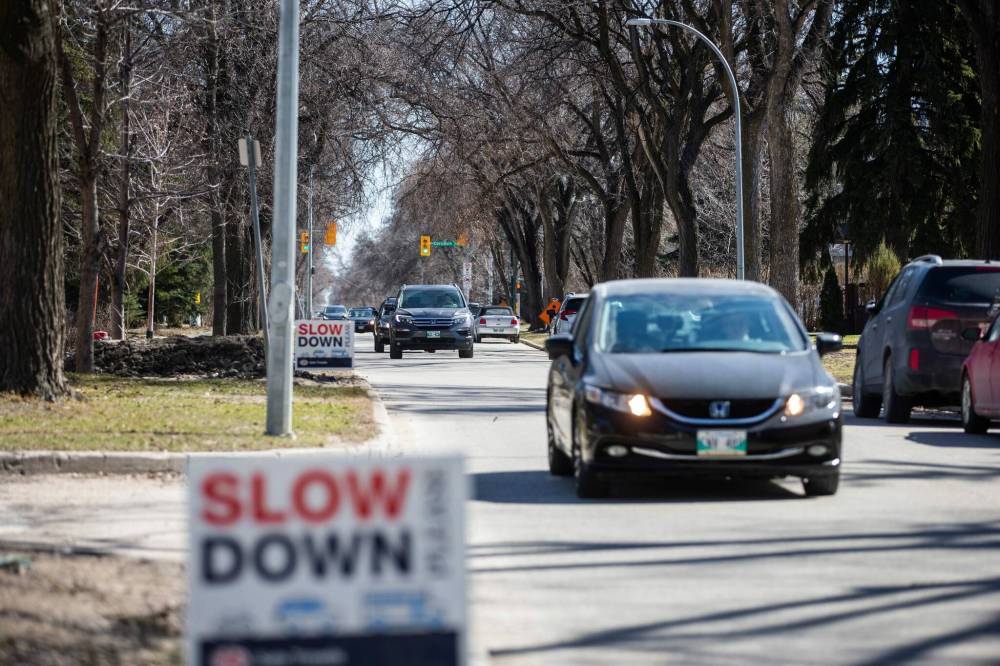 MIKAELA MACKENZIE / FREE PRESS FILES
New speed humps, traffic-calming curbs and turn restrictions are coming to Cambridge Street in River Heights.