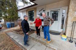 MIKE DEAL / FREE PRESS Bev and Larry Gompf chat with Terry Duguid in his riding of Winnipeg South as he does some door-knocking, Wednesday afternoon. Reporter: Malak Abas 250409 - Wednesday, April 09, 2025.