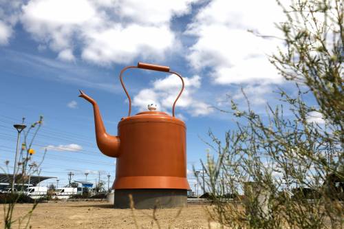 RUTH BONNEVILLE / WINNIPEG FREE PRESS files
                                Rooster Town Kettle sculpture created by Ian August at the Beaumont transitway station.