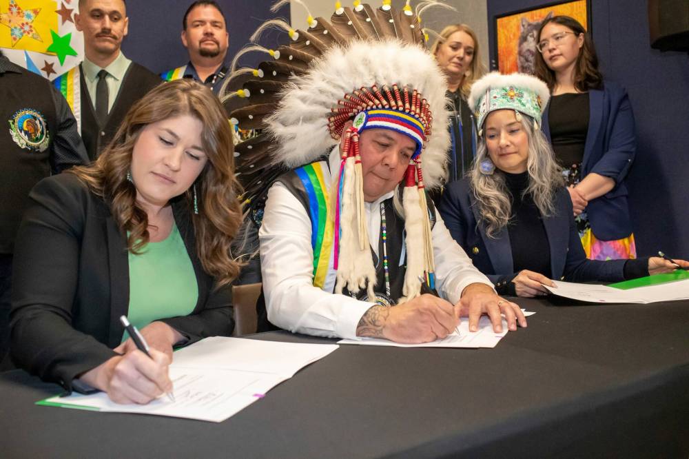 BROOK JONES / FREE PRESS
                                Brokenhead Ojibway First Nation Chief Gordon Bluesky (middle), Link Board Chair Candace Olson (left) and Families Minister Nahanni Fontaine (right) sign a memorandum of understanding to repatriate key services and buildings to serve all Manitobans after they signed the documents.