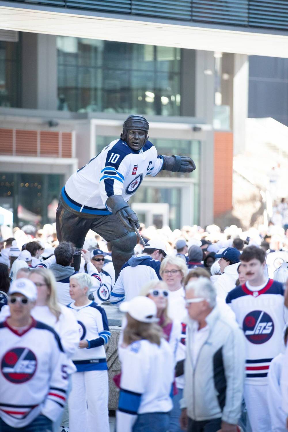 BROOK JONES / FREE PRESS
Winnipeg Jets fans crowd around the Dale Hawerchuk statue before the start of Game 1 of the National Hockey League Stanley Cup playoff between the hometown Winnipeg Jets and the visiting St. Louis Blues in Winnipeg on Saturday. The Dale Hawerchuk statue dons a Winnipeg Jets jersey.