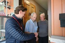 Alex Lambert / Free Press
                                Kildonan-St. Paul Liberal candidate Thomas Naaykens (left) hands a campaign leaflet to voters Al Dennis (middle) and Wayne Dennis in the River East neighbourhood Wednesday.