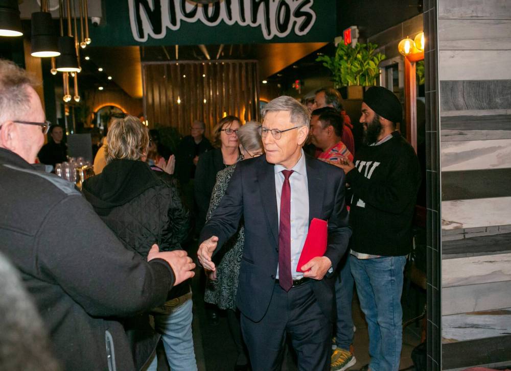 BROOK JONES/FREE PRESS
Winnipeg South Liberal candidate Terry Duguid arrives to cheers and applause at his campaign party at Nicolino’s in Winnipeg, Monday.