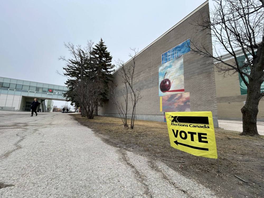 A voting sign at the Centre Culturel Franco-Manitobain’s polling station on Monday. (Erik Pindera / Free Press)