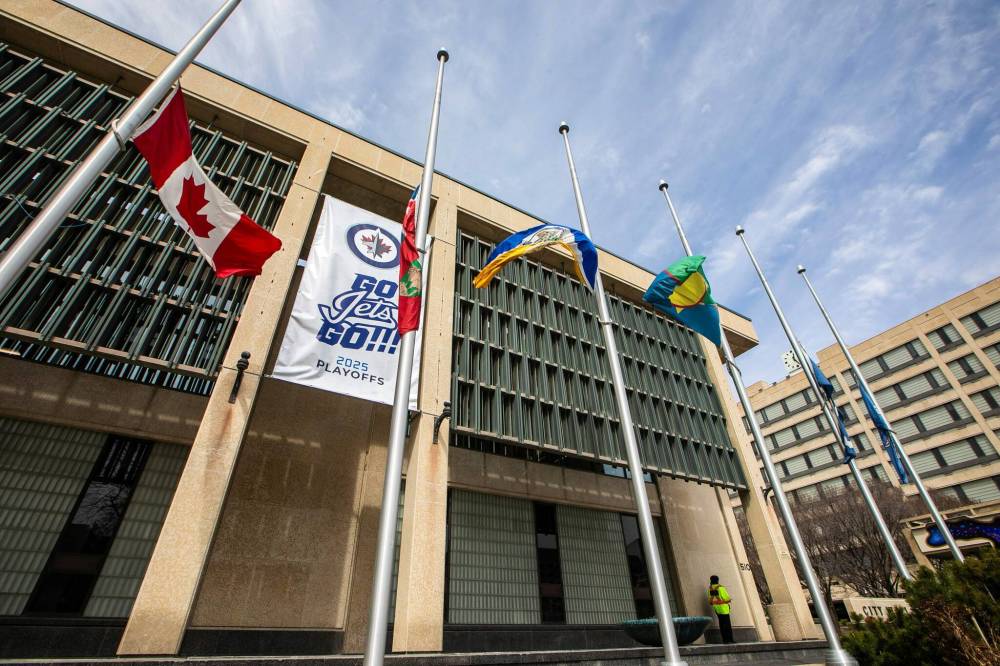 MIKAELA MACKENZIE / FREE PRESS
Flags outside of City Hall fly at half-mast after the sudden passing of councillor Jason Schreyer on Wednesday.