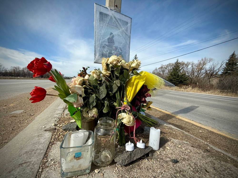 SCOTT BILLECK / FREE PRESS
A memorial for Winston Supena sits near the intersection of Highway 9 and Mitchell Bay in the RM of St. Andrews, where he died Saturday afternoon when his motorcycle collided with a three-ton truck.