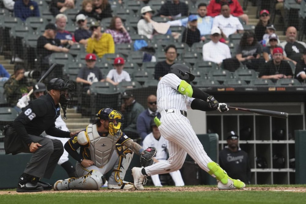 Chicago White Sox's Edgar Quero hits a single during the sixth inning of a baseball game against the Milwaukee Brewers in Chicago, Thursday, May 1, 2025. (AP Photo/Nam Y. Huh)