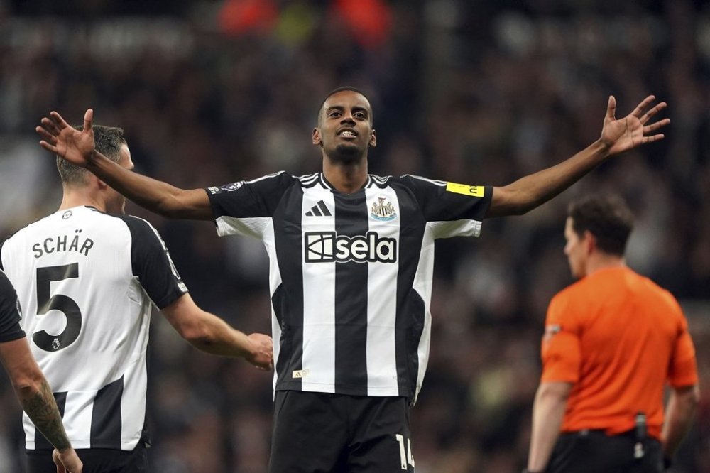 Newcastle United's Alexander Isak celebrates scoring their side's fifth goal of the game during the English Premier League soccer match between Newcastle United and Crystal Palace at St. James' Park, Newcastle upon Tyne, England, Wednesday, April 16, 2025. (Owen Humphreys/PA via AP)