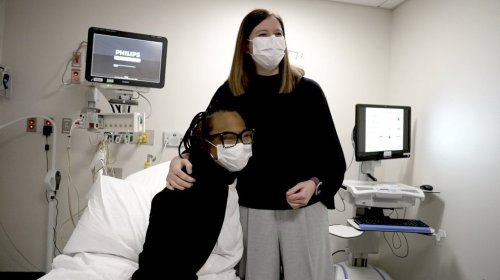 FILKE - Pig kidney transplant recipient Towana Looney sits with transplant surgeon Dr. Jayme Locke on Dec. 10, 2024, at NYU Langone Health in New York. (AP Photo/Shelby Lum, File)