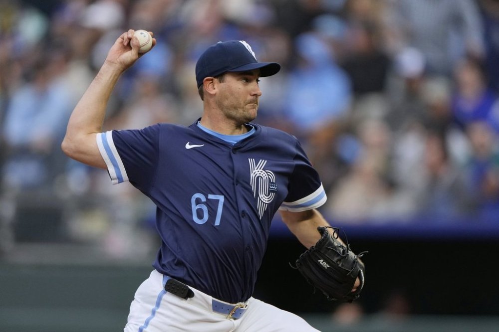 Kansas City Royals starting pitcher Seth Lugo throws during the first inning of a baseball game against the Houston Astros, Friday, April 25, 2025, in Kansas City, Mo. (AP Photo/Charlie Riedel)
