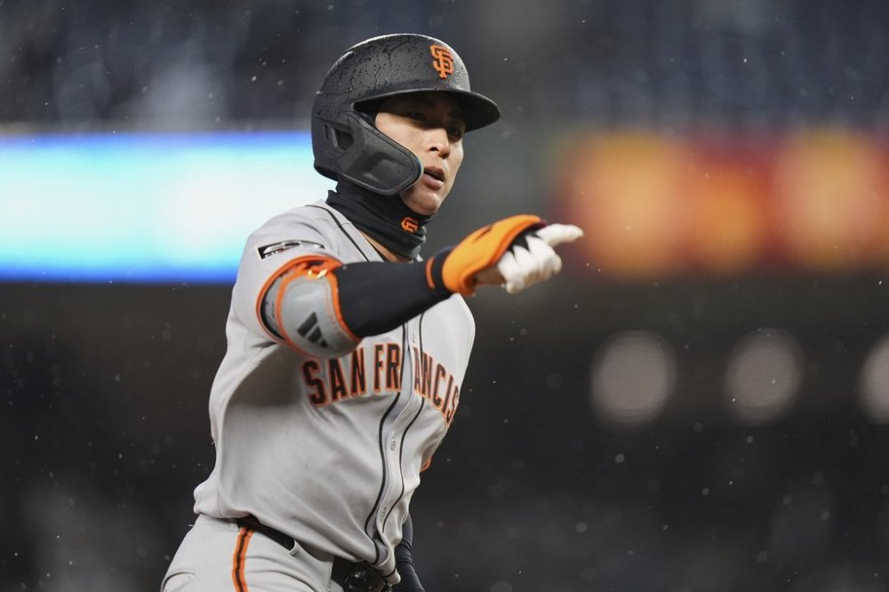 San Francisco Giants' Jung Hoo Lee, of Korea, gestures to teammates as he runs the bases after hitting a three-run home run during the first inning of a baseball game against the New York Yankees Friday, April 11, 2025, in New York. (AP Photo/Frank Franklin II)